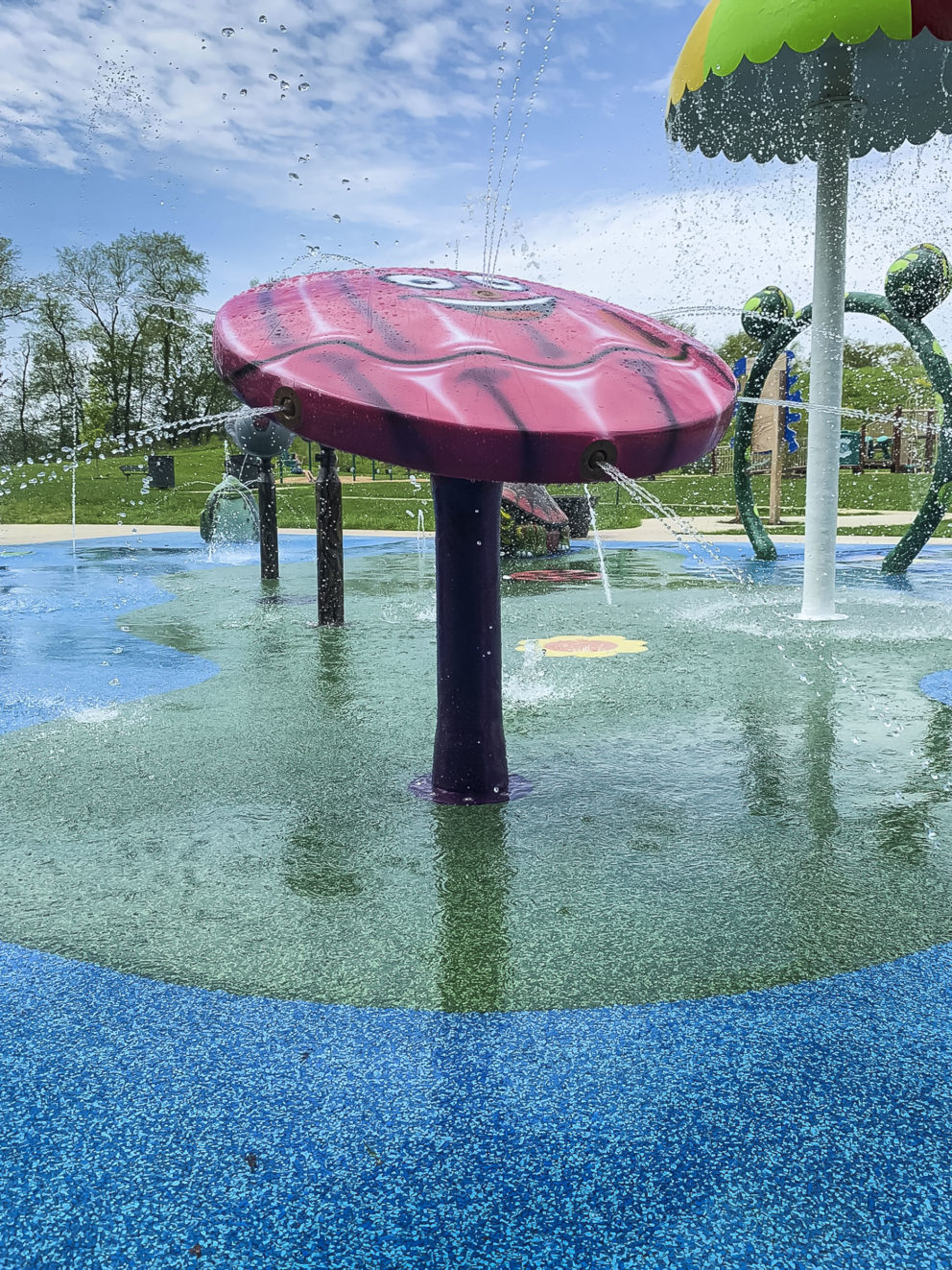 my splash pad clam water play features
