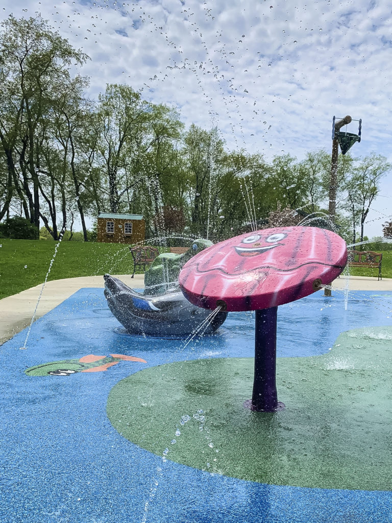 my splash pad clam water play features