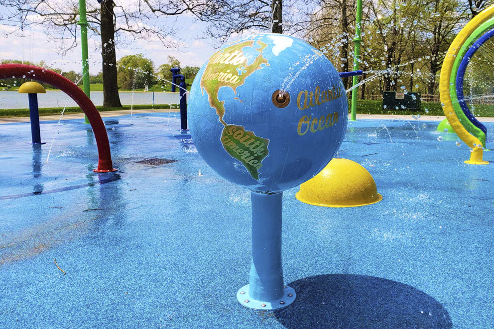 globe classic water play feature